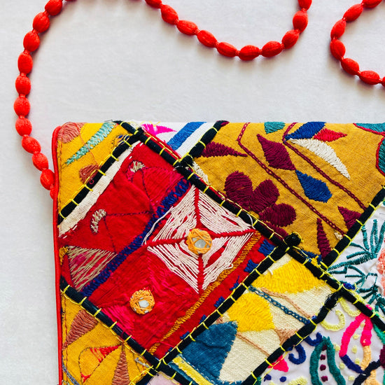 Borsa 70s tessuto ricamato Alice In Vintage